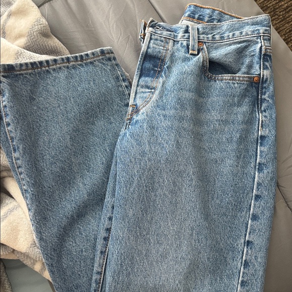 Levi's 501 ‘90s Women's Jeans Drew Me In - Picture 2 of 5